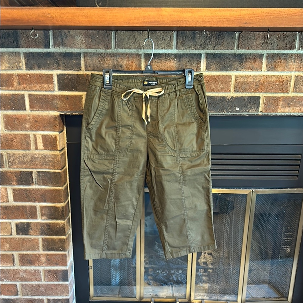 EUC Lee Relaxed Fit Capris